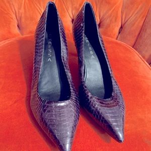 Caressa Anita pump size 8.5 dark purple snake skin